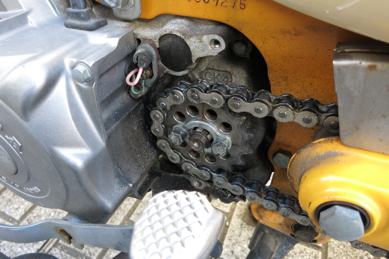 黄色リトルカブのフロントスプロケット交換とホイールベアリングのグリスアップ